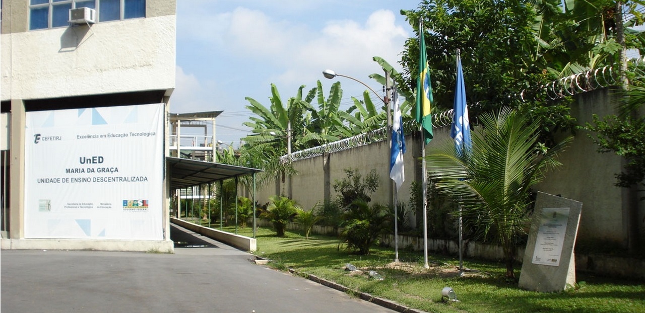 Estudantes no ambiente acadêmico do CEFET/RJ